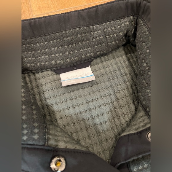 Columbia quarter button-up - Picture 3 of 7